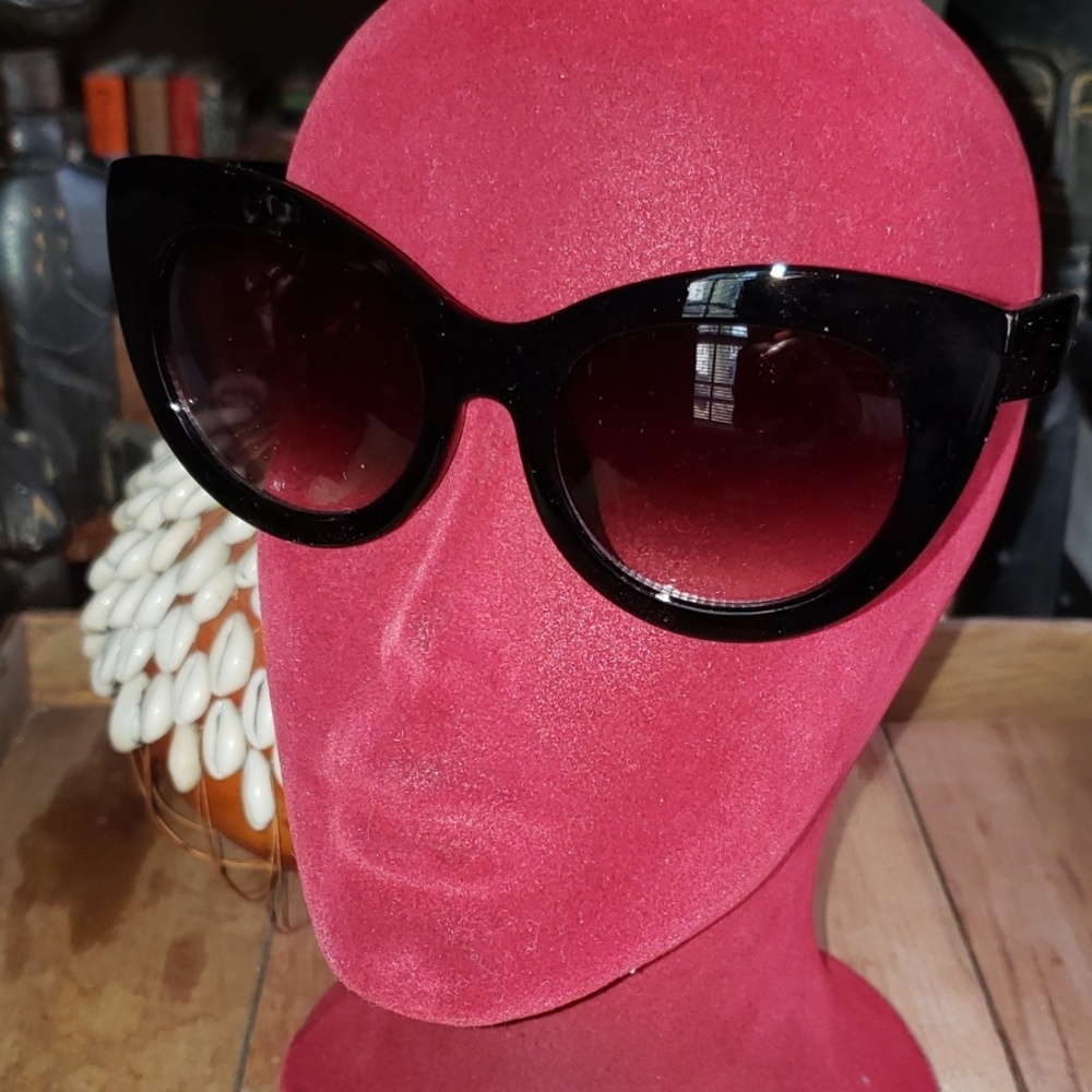Black Oversize Cateye Sunnies - Picture 4 of 4
